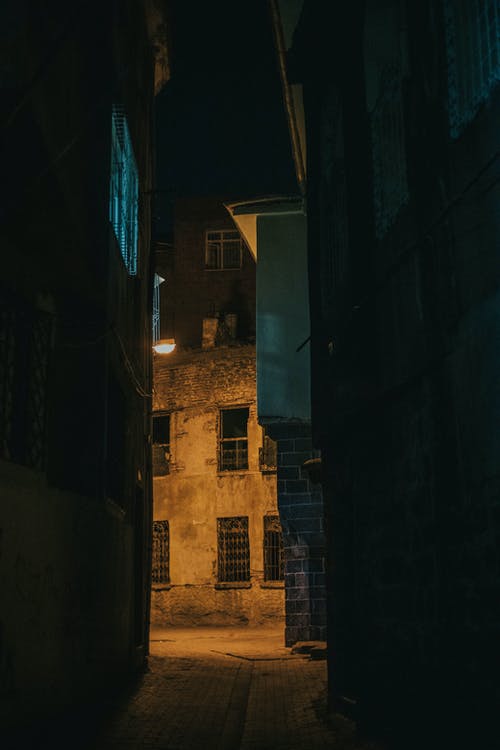 有关垂直拍摄, 巷弄, 晚上的免费素材图片