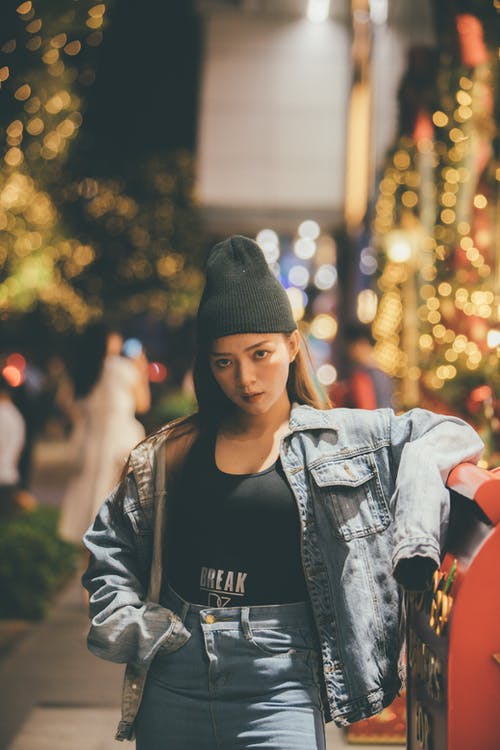 有关（顶部有小羊毛球的）羊毛帽子, 人, 严肃的免费素材图片