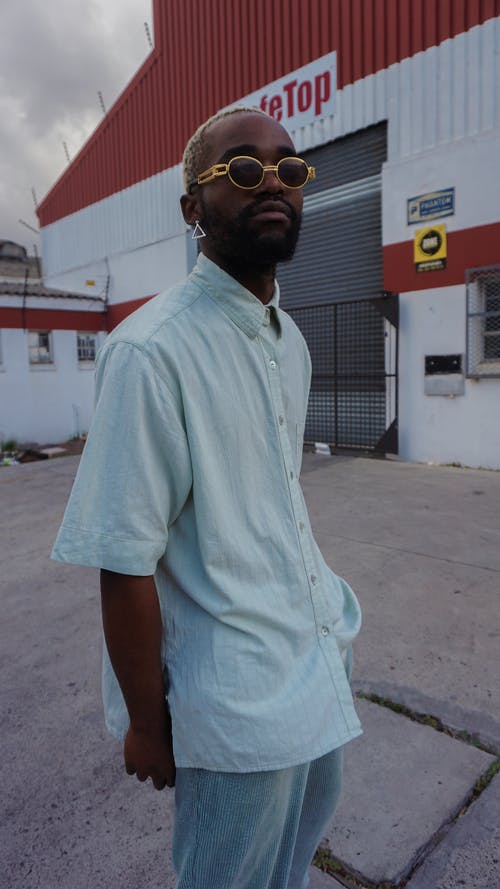 有关人, 垂直拍摄, 墨镜的免费素材图片