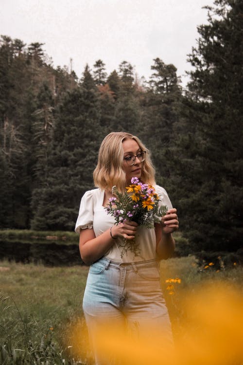 有关垂直拍摄, 女人, 握住的免费素材图片