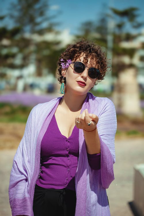 有关垂直拍摄, 墨镜, 女人的免费素材图片