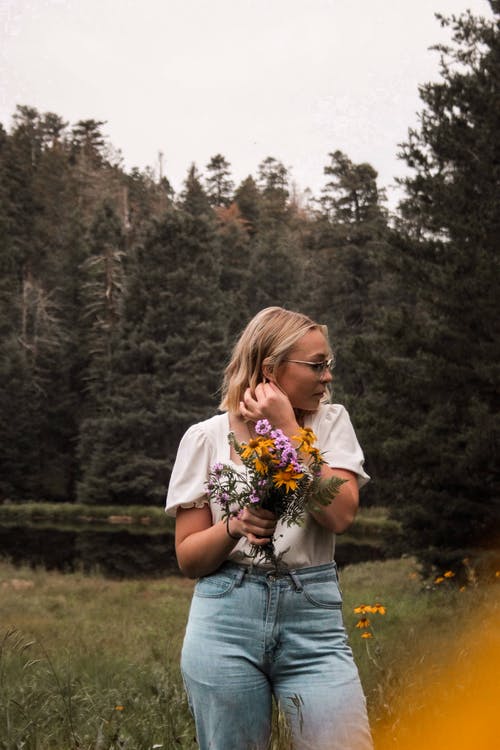 有关垂直拍摄, 女人, 握住的免费素材图片