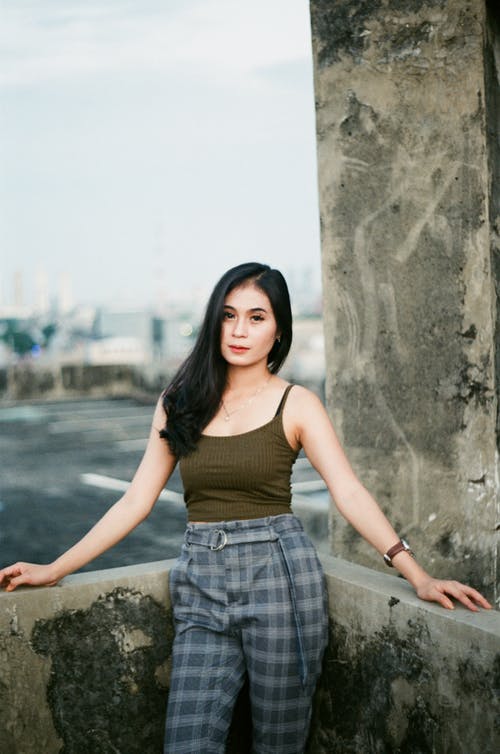 有关垂直拍摄, 女人, 摆姿势的免费素材图片