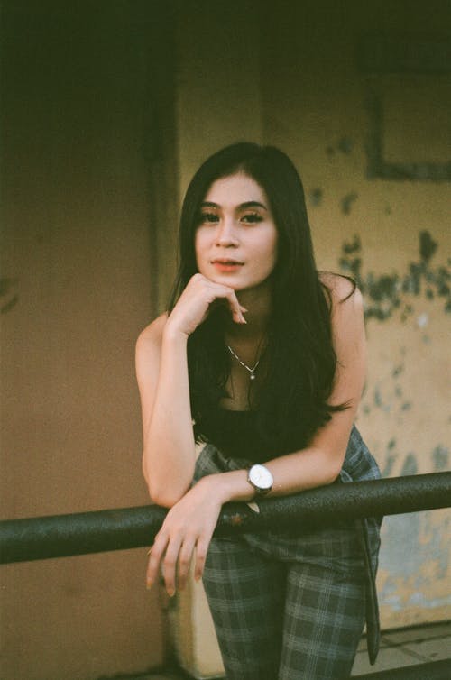 有关人, 倚, 垂直拍摄的免费素材图片