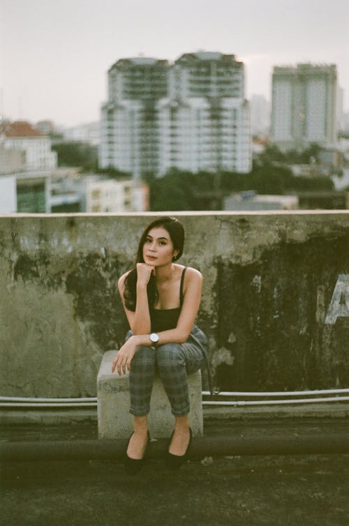 有关人, 坐, 垂直拍摄的免费素材图片