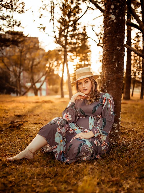 有关坐, 垂直拍摄, 太阳帽的免费素材图片