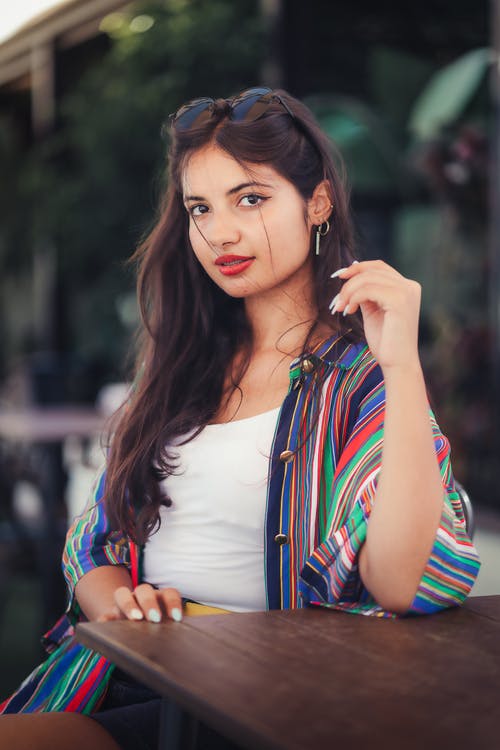 有关咖啡色头发的女人, 坐, 垂直拍摄的免费素材图片