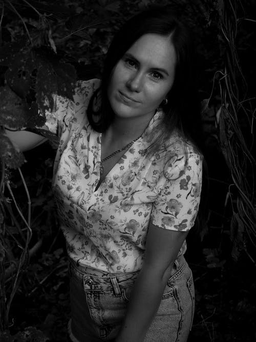 有关单色, 垂直拍摄, 女人的免费素材图片