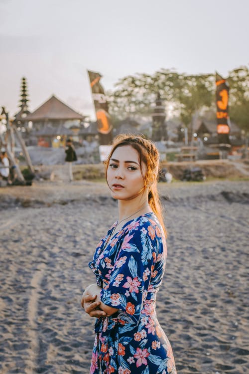 有关垂直拍摄, 女人, 摆姿势的免费素材图片