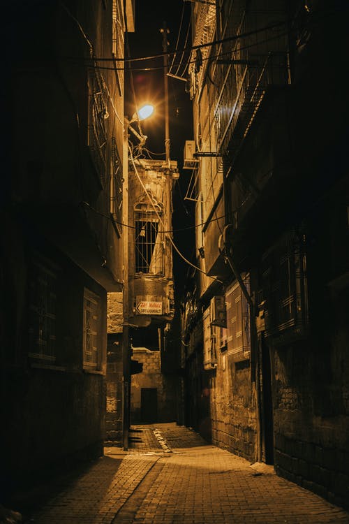 有关垂直拍摄, 巷弄, 建筑的免费素材图片