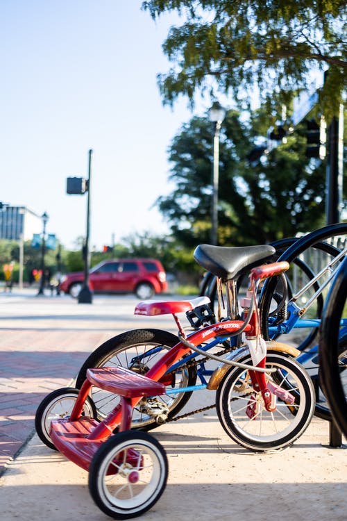 有关三轮人力车, 人行道, 停的免费素材图片