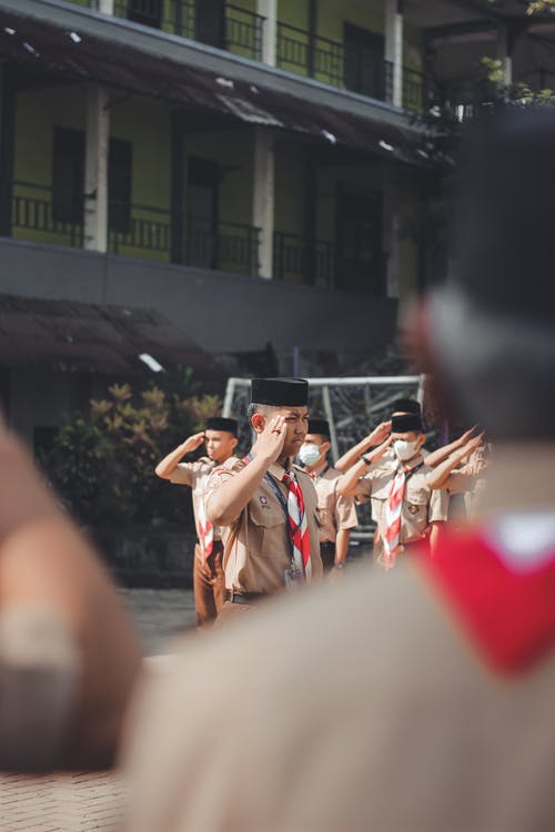 有关在肩膀上射击, 学生们, 敬礼的免费素材图片