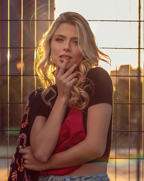 有关围栏, 垂直拍摄, 女人的免费素材图片