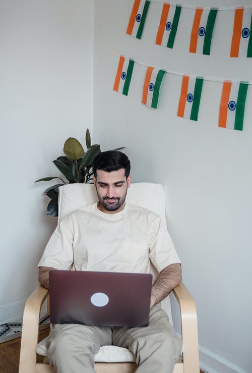 有关人, 休闲服装, 坐的免费素材图片