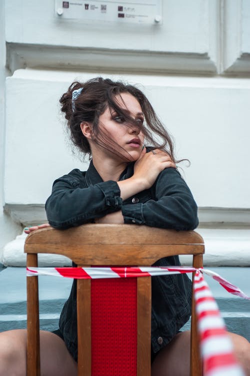 有关吸引人, 咖啡色头发的女人, 坐的免费素材图片