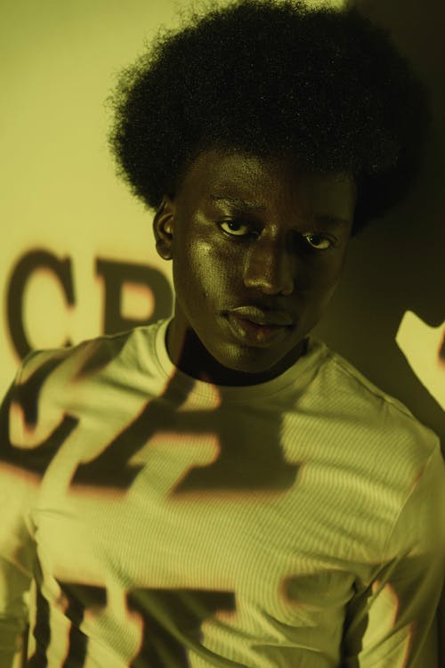 有关信, 光, 圆领t恤的免费素材图片