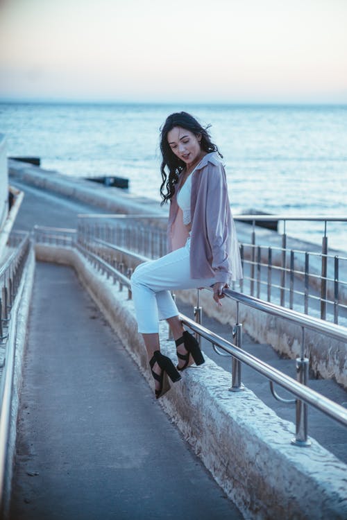 有关休闲, 坐, 垂直拍摄的免费素材图片