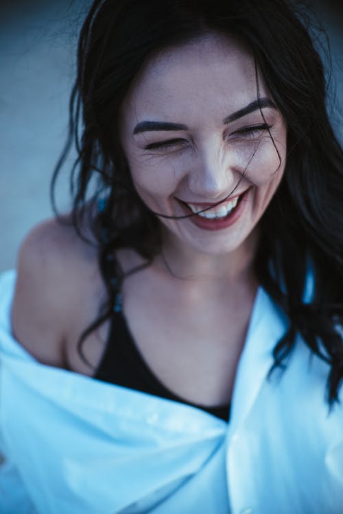 有关垂直拍摄, 大笑, 女人的免费素材图片