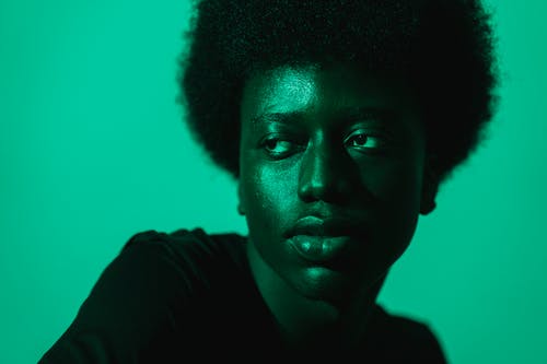 一个穿黑衬衫的非洲人 · 免费素材图片