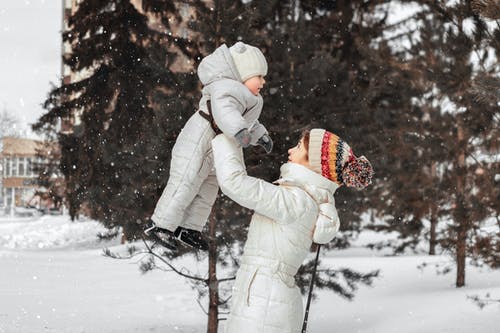 有关（顶部有小羊毛球的）羊毛帽子, 下雪, 儿童的免费素材图片