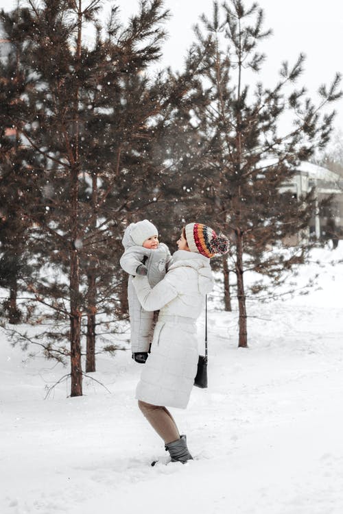 有关（顶部有小羊毛球的）羊毛帽子, 下雪, 儿童的免费素材图片