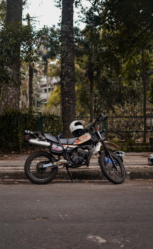 有关停, 摩托车, 路的免费素材图片