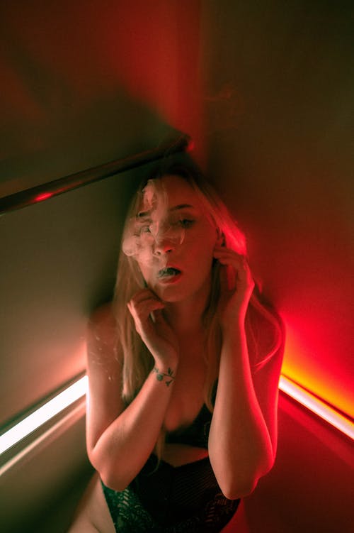 嘴里冒烟的女人 · 免费素材图片