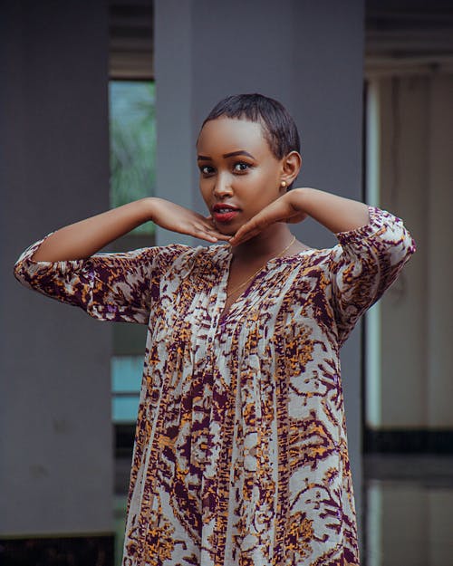 有关双手放在脸上, 垂直的, 擺姿勢的免费素材图片