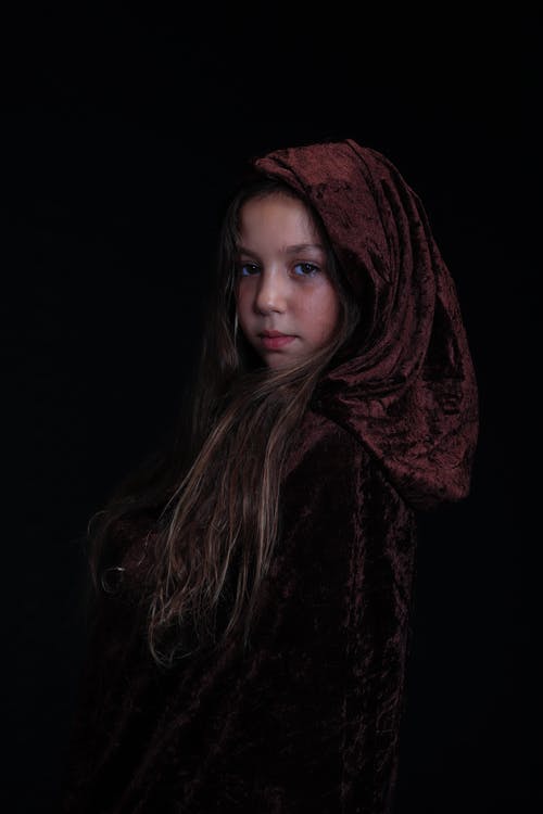 有关兜帽, 咖啡色头发的女人, 垂直拍摄的免费素材图片