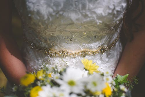 有关一束鲜花, 女人, 婚纱礼服的免费素材图片