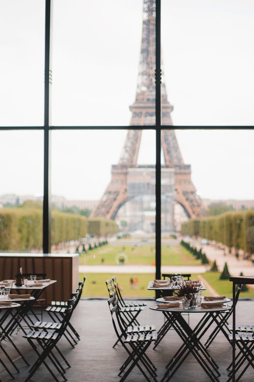 从餐厅欣赏埃菲尔铁塔的美景 · 免费素材图片