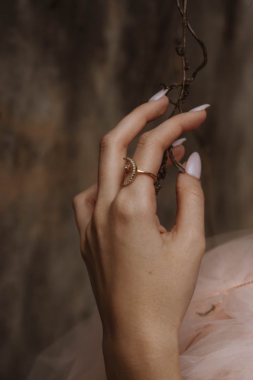 有关垂直拍摄, 年轻, 戒指的免费素材图片