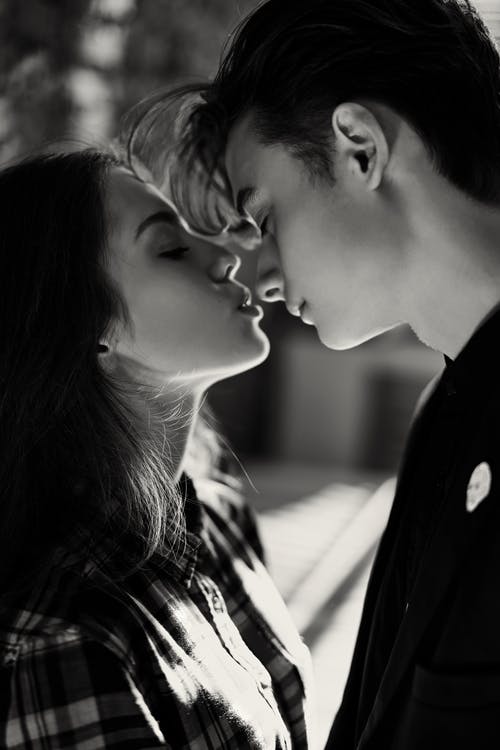 有关一对, 垂直拍摄, 接吻的免费素材图片