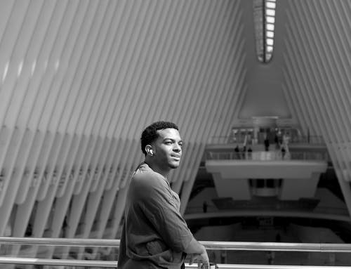 有关中等特写, 单色, 看着别处的免费素材图片