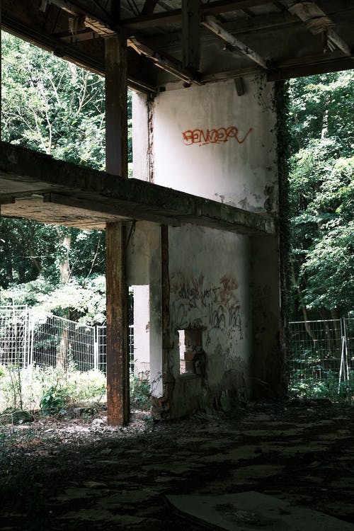 有关垂直拍摄, 廢棄的建築, 灰色混凝土的免费素材图片