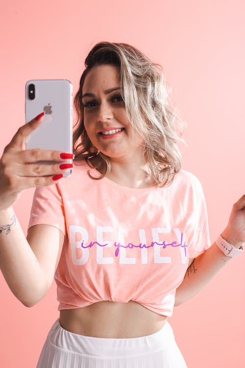 有关iPhone, 垂直拍摄, 女人的免费素材图片