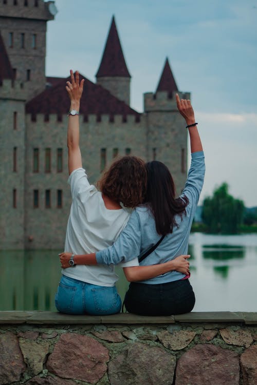 有关双手举起, 坐下, 垂直拍摄的免费素材图片