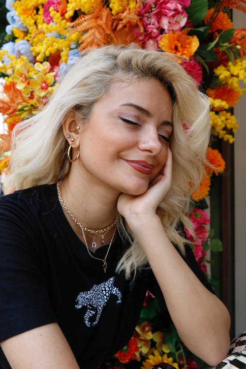 有关垂直拍摄, 女人, 微笑的免费素材图片