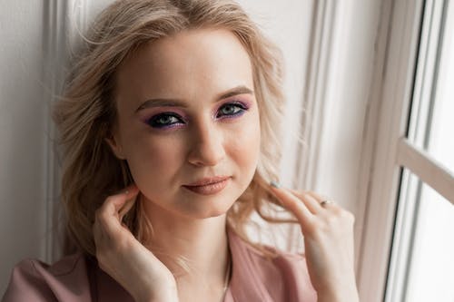 有关光鲜亮丽, 女人, 室内的免费素材图片