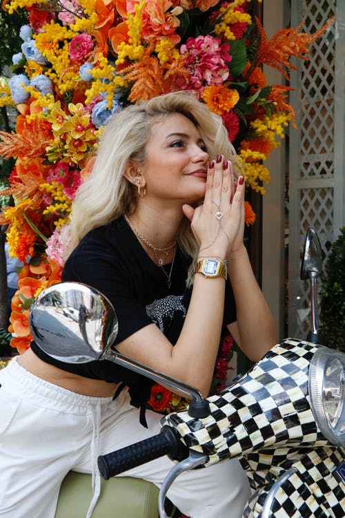 有关侧面图, 双手合十, 坐下的免费素材图片