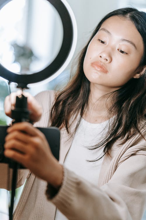 有关垂直拍摄, 室内, 握住的免费素材图片