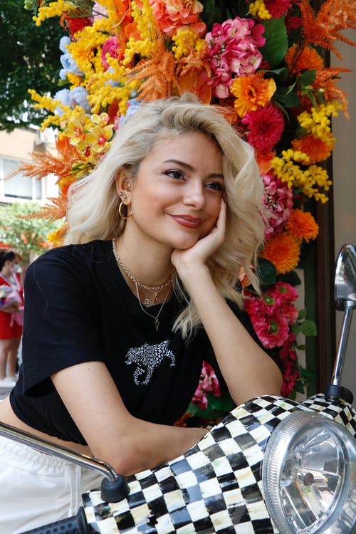 有关侧面图, 坐下, 垂直拍摄的免费素材图片