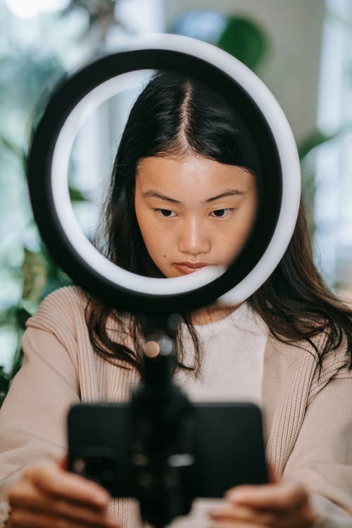 有关人, 垂直拍摄, 室内的免费素材图片