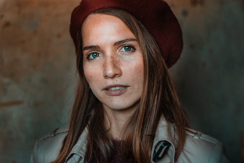 有关人, 咖啡色头发的女人, 女人的免费素材图片