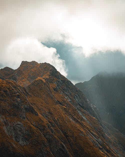 有关多云的, 山峰, 山脉的免费素材图片