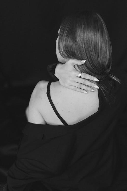 手放在颈背上的女人 · 免费素材图片
