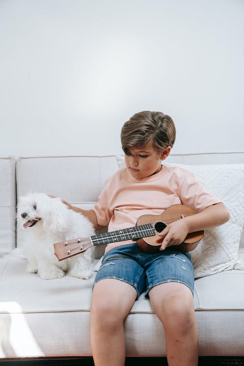 有关休闲服装, 四弦琴, 坐的免费素材图片