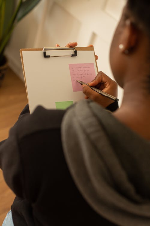 有关写下来, 在肩膀上射击, 写字夹板的免费素材图片