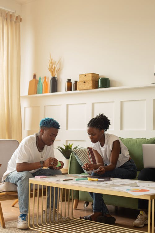 同事在客厅做计划 · 免费素材图片