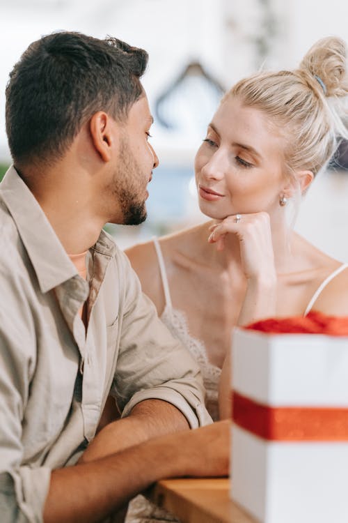 有关一对, 人, 坐的免费素材图片